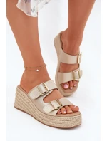 Dámské Pantofle Na Klínu S Pletením A Přezkami Zlaté model 21697344 - Boto Dámské Pantofle Na Klínu S Pletením A Přezkami Zlaté model 21697344 - Boto