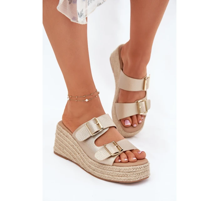 Dámské Pantofle Na Klínu S Pletením A Přezkami Zlaté model 21697344 - Boto Dámské Pantofle Na Klínu S Pletením A Přezkami Zlaté model 21697344 - Boto