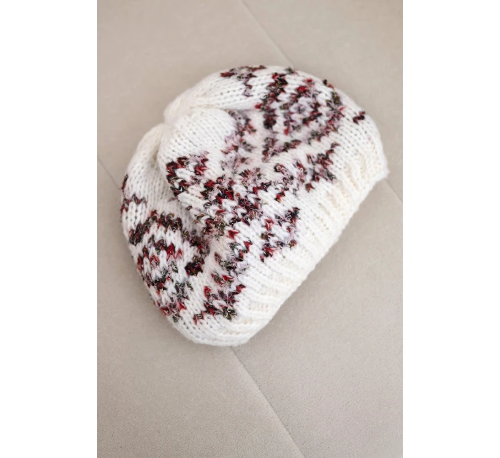 Dámska zimná čiapka s farebnými vzormi a hrubým úpletom K353 ecru+czerwony