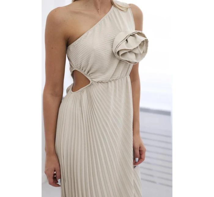 Plisované šaty s kvetom tmavo béžovej farby Plisované šaty s kvetom tmavo béžovej farby