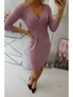 Přiléhavé šaty s průstřihem pod prsy tmavě růžové