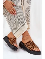 Dámské sandály na platformě a nízkém klínku s ozdobným detailem imitace leopardí kůže hnědé model 21688788 - Boto Dámské sandály na platformě a nízkém klínku s ozdobným detailem imitace leopardí kůže hnědé model 21688788 - Boto