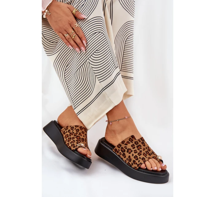 Dámské sandály na platformě a nízkém klínku s ozdobným detailem imitace leopardí kůže hnědé model 21688788 - Boto Dámské sandály na platformě a nízkém klínku s ozdobným detailem imitace leopardí kůže hnědé model 21688788 - Boto