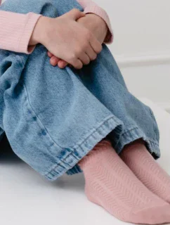 DIEVČENSKÉ NOHY S JEMNÝM VZOROM 004