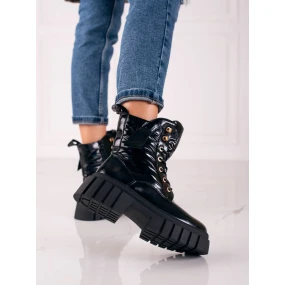 Štýlové dámske čierne členkové topánky na klinoch