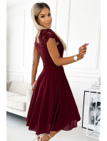 LINDA - Dámske šifónové šaty vo vínovej bordovej farbe s čipkovým výstrihom 381-5