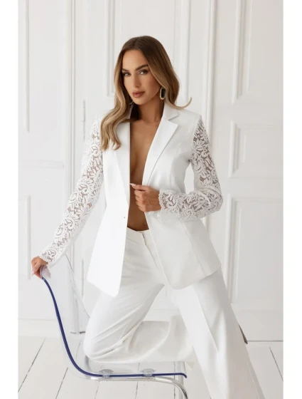 Blejzr s krajkovými a jedním knoflíkem ecru model 21136223 - Moe Blejzr s krajkovými a jedním knoflíkem ecru model 21136223 - Moe