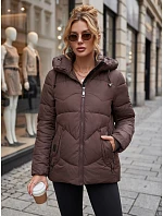 Kurtka damska zimowa pikowana z kapturem brązowa model 22365023 - FashionStreet Kurtka damska zimowa pikowana z kapturem brązowa model 22365023 - FashionStreet