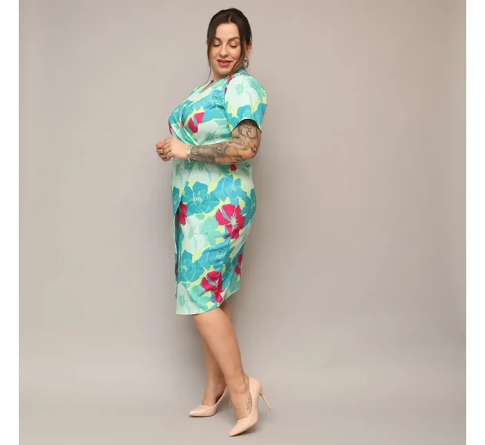 Kvetinové obálkové šaty s dĺžkou po kolená zeleno-fuchsiová (742)