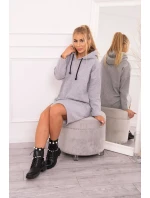 Šaty s kapucňou a bočným rázporkom šedej