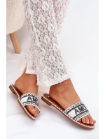 Dámské sandály na plochém podpatku se zdobením bílé model 21703749 - Boto Dámské sandály na plochém podpatku se zdobením bílé model 21703749 - Boto