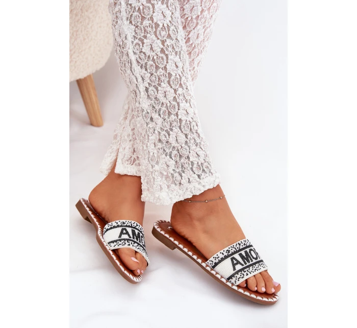 Dámské sandály na plochém podpatku se zdobením bílé model 21703749 - Boto Dámské sandály na plochém podpatku se zdobením bílé model 21703749 - Boto