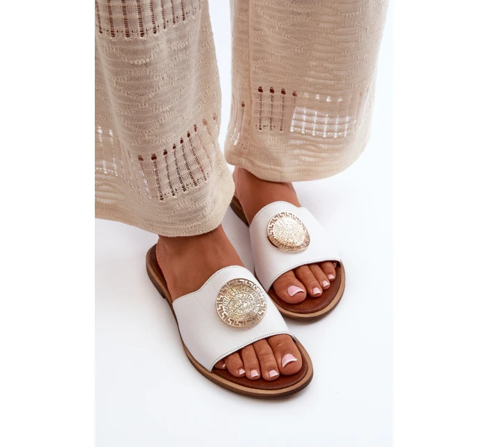 model 21665479 Kožené Žabky Na Ploché Podrážce S Ozdobou Bílé - Zazoo