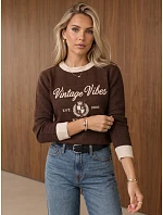 Dámsky sveter s potlačou Vintage Vibes v čokoládovej farbe FashionStreet MY2633