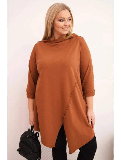Dámská bavlněná blůza Plus Size asymetrická s ohrnutým rukávem tmavě camelová Dámská bavlněná blůza Plus Size asymetrická s ohrnutým rukávem tmavě camelová