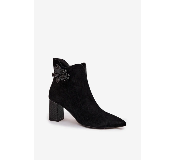 Dámske semišové čižmy na podpätku so zdobením D&A - čierne Dámske semišové čižmy na podpätku so zdobením D&A - čierne