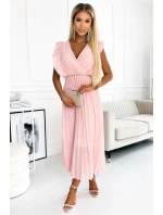 Plisované dámské šaty v broskvové barvě s výstřihem a zlatým řetízkem model 22309651 - numoco basic