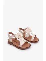 Lakované detské sandále s mašľou na suchý zips, svetlo béžové Joratia