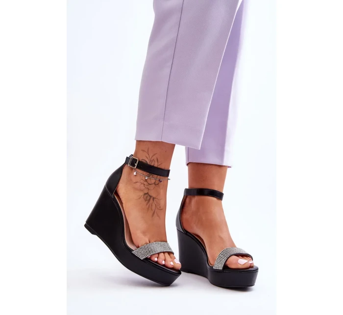 Módní kožené sandály na klínu černé Arwen Módní kožené sandály na klínu černé Arwen