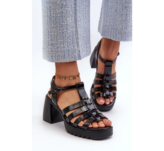 Sandále na podpätku model 211947 Vykročte štýlovo Sandále na podpätku model 211947 Vykročte štýlovo