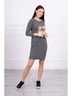 Šaty s potlačou Honey girl v grafitovej farbe Šaty s potlačou Honey girl v grafitovej farbe