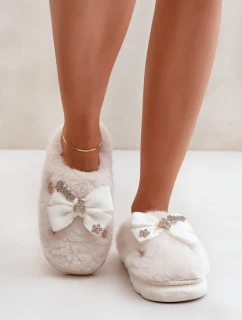 Papuče z umelej kožušiny s mašľou a brošňami White Annalira