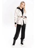 Krátká béžová dámská bunda s páskem model 17032530 - Ann Gissy Krátká béžová dámská bunda s páskem model 17032530 - Ann Gissy