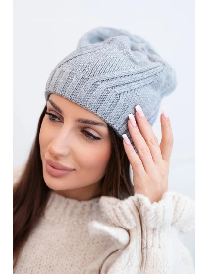Dámska zimná vlnená čiapka s geometrickým vzorom a jemným leskom K401 svetlo sivá Dámska zimná vlnená čiapka s geometrickým vzorom a jemným leskom K401 svetlo sivá