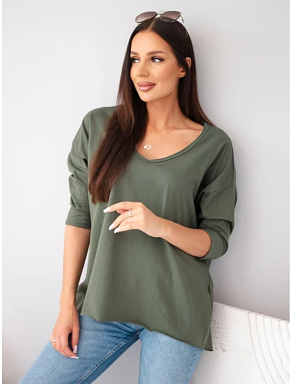 Dámská bavlněná oversized halenka s výstřihem do V a prodlouženým zadním dílem khaki Dámská bavlněná oversized halenka s výstřihem do V a prodlouženým zadním dílem khaki