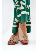 Ploché elegantní sandály s ozdobou béžové model 21685763 - Boto Ploché elegantní sandály s ozdobou béžové model 21685763 - Boto