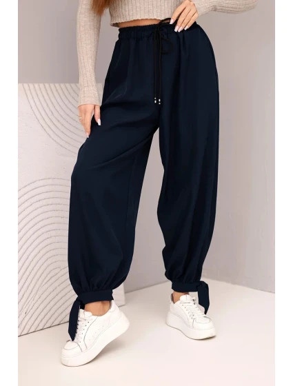 Dámske nohavice so širokými nohavicami a viazaním v spodnej časti modrej farby