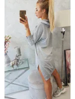 Šaty s kapucňou a dlhším chrbtom šedej