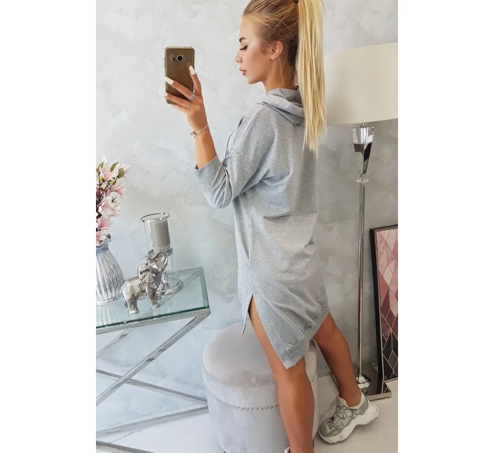 Šaty s kapucňou a dlhším chrbtom šedej