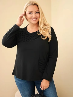 Dámská bavlněná mikina Plus Size s model 22363450 vsadkou a kapsou černá - K-Fashion