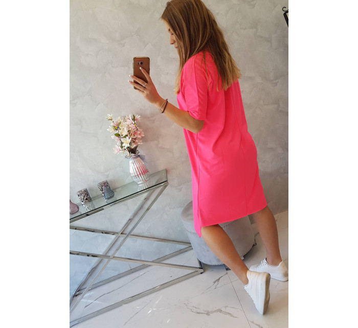 Nadrozmerné šaty neónovej ružovej farby