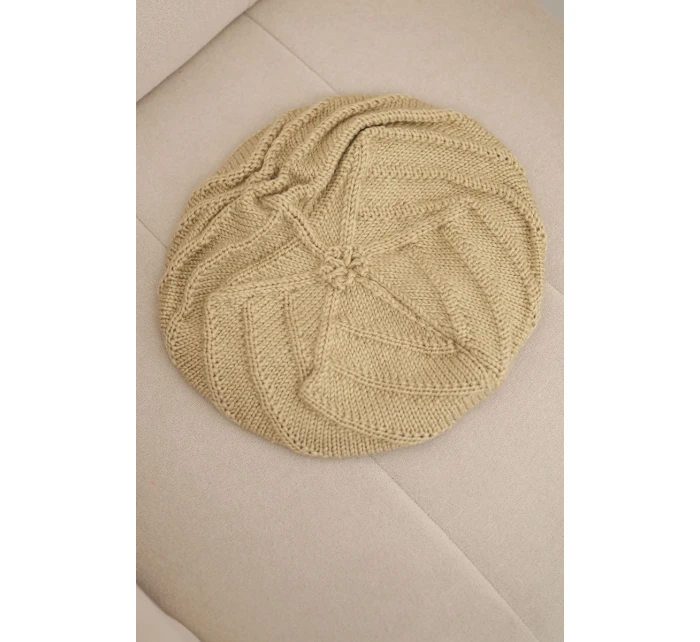 Dámská zimní pletená čepice volného střihu s ozdobným vzorem model 21878071 béžová - K-Fashion