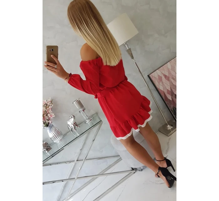 Šaty s odhalenými ramenami a čipkou červenej farby