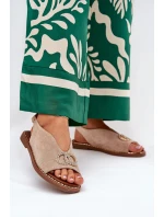 Dámské Sandály S Dekorací Na Plochém Podpatku Eko Semišové Béžové model 21685721 - Boto Dámské Sandály S Dekorací Na Plochém Podpatku Eko Semišové Béžové model 21685721 - Boto