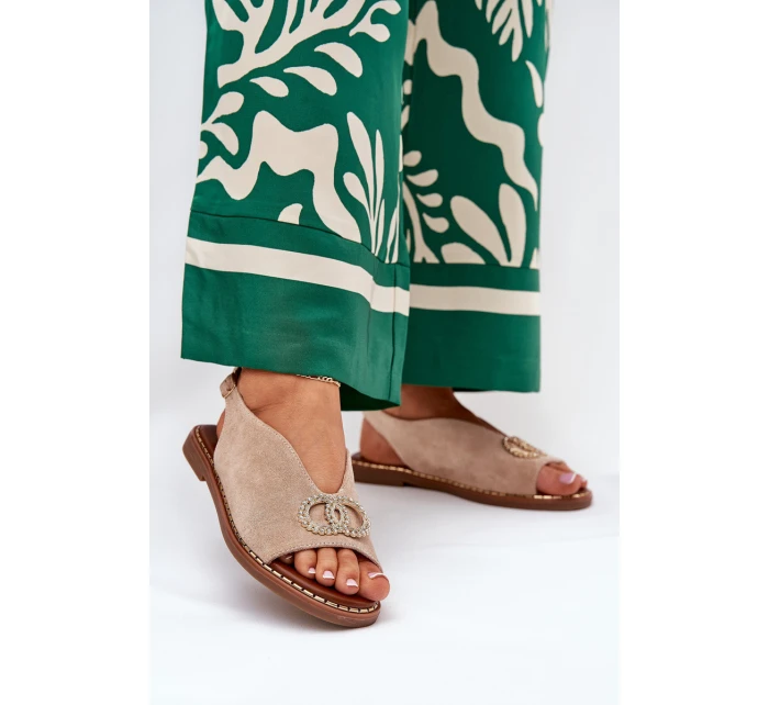 Dámské Sandály S Dekorací Na Plochém Podpatku Eko Semišové Béžové model 21685721 - Boto Dámské Sandály S Dekorací Na Plochém Podpatku Eko Semišové Béžové model 21685721 - Boto