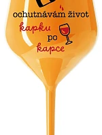 OCHUTNÁVÁM ŽIVOT KAPKU PO KAPCE - oranžová nerozbitná sklenice na víno 470 ml
