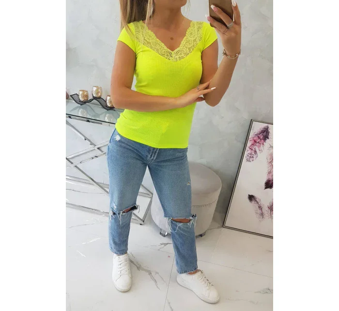 Halenka s krajkovým výstřihem žlutá neonová Halenka s krajkovým výstřihem žlutá neonová