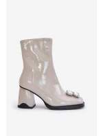 Lakované Dámské Boty Na Podpatku S Dekorací model 21675875 Světle Šedé D&A - S.Barski Lakované Dámské Boty Na Podpatku S Dekorací model 21675875 Světle Šedé D&A - S.Barski