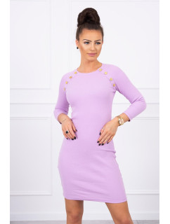 Šaty s ozdobnými gombíkmi vo fialovej farbe