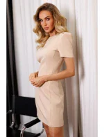 Mini šaty s na ramenou béžové model 19660644 - Moe Mini šaty s na ramenou béžové model 19660644 - Moe