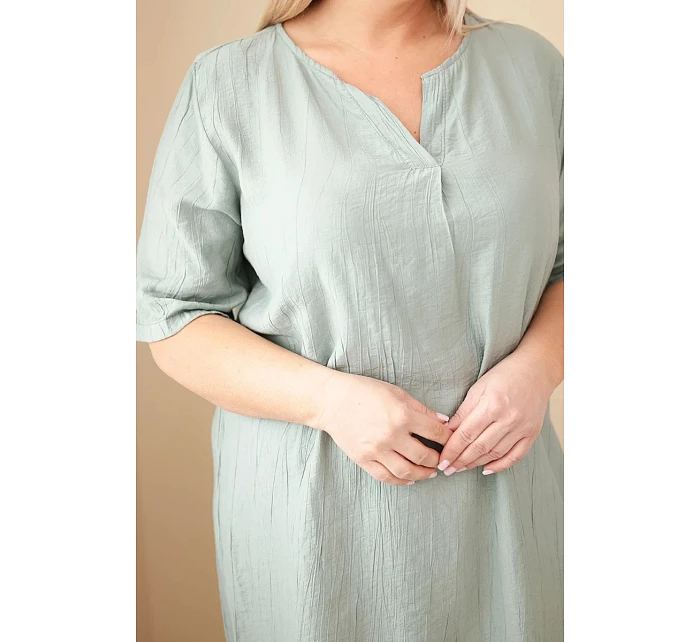 Dámske šaty z viskózy v nadmernej veľkosti s krátkymi rukávmi a výstrihom do V v khaki farbe