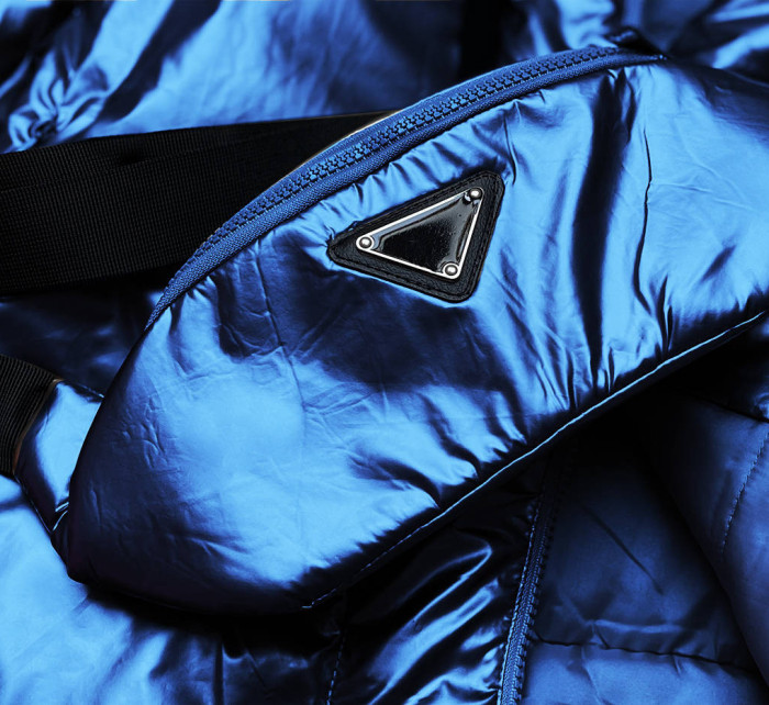 Svetlo modrá krátka dámska zimná bunda s ľadvinkou (OMDL-018)