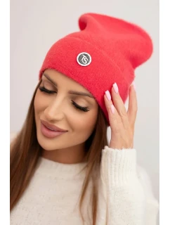 Dámska čiapka z mäkkej alpaky s ozdobnou plaketou malinová