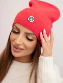 Dámská čepice měkká z huňaté pleteniny s ozdobnou model 21480725 malinová - K-Fashion