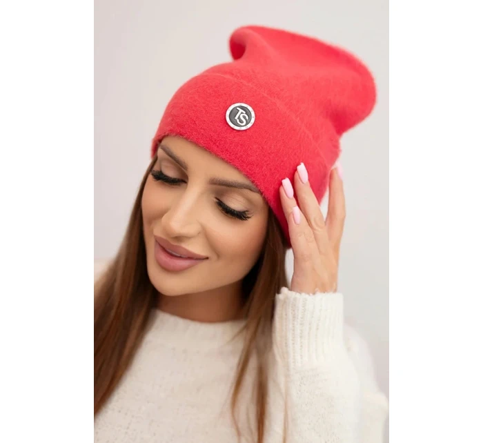 Dámska čiapka z mäkkej alpaky s ozdobnou plaketou malinová Dámska čiapka z mäkkej alpaky s ozdobnou plaketou malinová