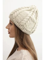 Dámská zimní čepice z vlny s copánkovým vzorem model 21750374 tmavě béžová - K-Fashion Dámská zimní čepice z vlny s copánkovým vzorem model 21750374 tmavě béžová - K-Fashion